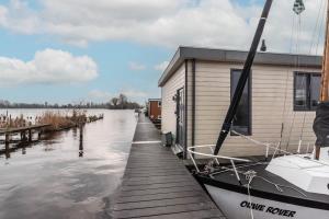 Spacious 120m2 Water Villa With Sauna Near Amsterdam