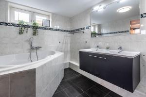 Spacious 120m2 Water Villa With Sauna Near Amsterdam