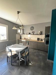 Maisons de vacances Maison au bord du lac : photos des chambres