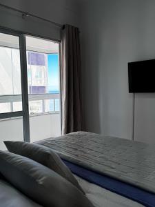 Vista para a roda gigante e mar