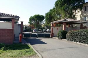 Appartements Le Sporting Land - avec entree autonome, parking prive & sa piscine ! - : photos des chambres