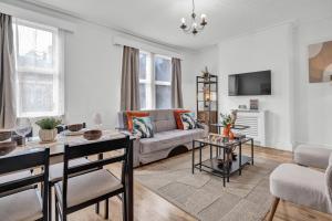 Modern 2BED Apartment Great Location, Netflix & Disney, Sleeps 6