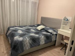 Appartements Bel appartement lumineux de 100m2 6 places 3 chambres au 3e etage avec ascenseur -A 5mn a pied du parc des expositions congres de Dijon et ENG et 10mn du centre ville place Parking devant l'immeuble : photos des chambres