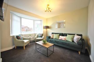 Luxury Bungalow, 3 bedrooms, 5 beds, sleeps 8, transport links, parking, Wi-Fi