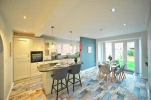 Luxury Bungalow, 3 bedrooms, 5 beds, sleeps 8, transport links, parking, Wi-Fi - South Elmsall