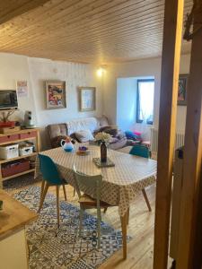 Maisons de vacances Charmante maison au coeur d-un village auvergnat : photos des chambres