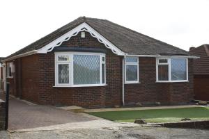 Luxury Bungalow, 3 bedrooms, 5 beds, sleeps 8, transport links, parking, Wi-Fi