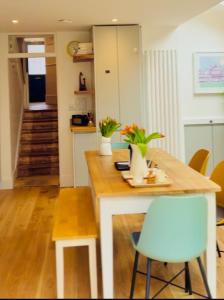 Stylish Brighton Haven, Sleeps 1 to 7, free parking