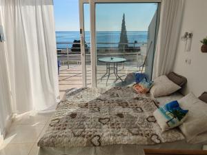 One minute to the beach