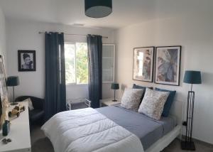 Bastide avec jardin arboré, piscine, proche plages