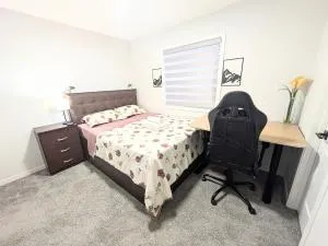 Edith Gate Luxe Bedroom 1 Homestay - YYC