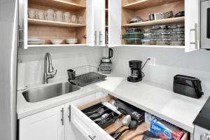 Koze 2 Bedroom Duplex Home with King & Queen Beds, Near Everything Trendy