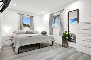 Koze 2 Bedroom Duplex Home with King & Queen Beds, Near Everything Trendy