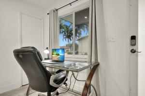 Koze 2 Bedroom Duplex Home with King & Queen Beds, Near Everything Trendy