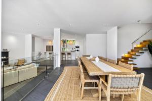 Luxurious 5 bedroom home 500m to Alexandra Headland beach