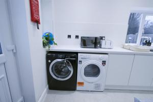 Family House near Farnborough Airport, Free Parking