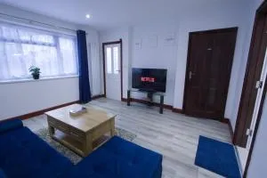 Family House near Farnborough Airport, Free Parking - Fleet