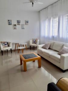 Guarujá-Pitangueiras-80m da praia com garagem e serviço de praia