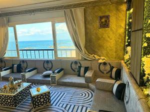 شقة سرايا الخليج صف اول علي البحر كلها علي البحر