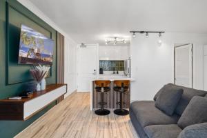 Modern Suite Free Parking View AC King Bed Kitchen