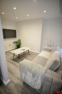 City Comfort Modern 1-Bed Apartment sleeps up to 4