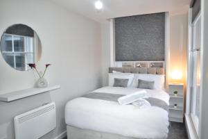 City Comfort Modern 1-Bed Apartment sleeps up to 4
