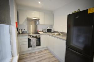 City Comfort Modern 1-Bed Apartment sleeps up to 4