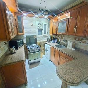 شقه علي البحر مباشر غرفتين نوم و 2 الدور السادس حمام