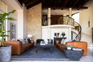 Sophisticated Tropical Villa with Infinity Pool