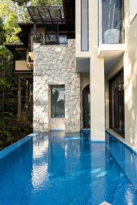 Sophisticated Tropical Villa with Infinity Pool