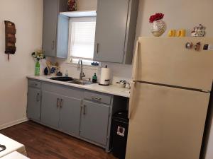 Cozy Vintage Casita 2BR 1 bath Separate 3BR Studio 1 bath Sleeps 6 persons