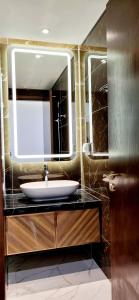 Studio Diamond Crown