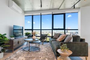 City and Bay View 3BR Apt with Balcony and Wi-Fi