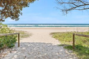 Beachfront Retreat at Burleigh, Breezy and Cosy