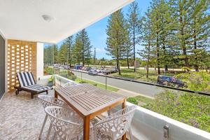 Beachfront Retreat at Burleigh, Breezy and Cosy