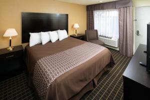 Queen Room - Disability Access/Non-Smoking room in Red Lion Inn & Suites Redding