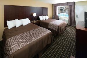 Junior Queen Suite with Two Queen Beds - Smoking room in Red Lion Inn & Suites Redding