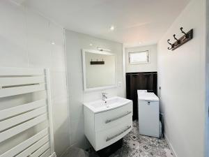 Maisons de vacances Charmante maisonnette a Fouras, 200m de la plage, ideale pour 4 personnes - FR-1-709-86 : photos des chambres