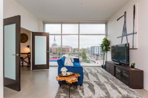 5M412- Sophisticated 1BR Condo