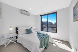 Stylish Three-Story Getaway with Balcony - Clayton