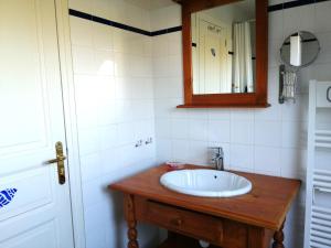 Maisons de vacances Spacieuse maison familiale a Groix avec jardin - FR-1-813-21 : photos des chambres