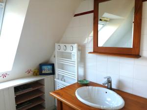 Maisons de vacances Spacieuse maison familiale a Groix avec jardin - FR-1-813-21 : photos des chambres