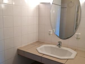 Maisons de vacances Spacieuse maison familiale a Groix avec jardin - FR-1-813-21 : photos des chambres