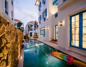 La Perla Seaside Retreat 6BR