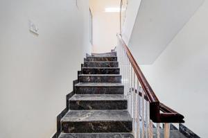 Redfox Hotel - Near US Biometric