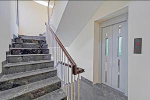 Redfox Hotel - Near US Biometric