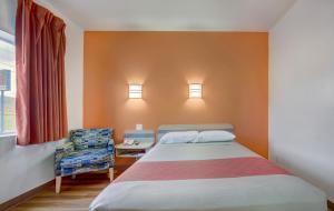 Queen Room - Disability Access - Non-Smoking room in Motel 6-Roseburg OR