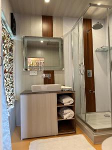New York Houseboat