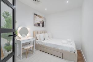 StayShort - Luxury Living in the Heart of Dubai - Next to Dubai Mall and Fountains - Stunning Full Burj Khalifa View