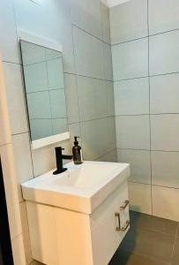 Newly Renovated Studio B1 With Patio Sleeps 4